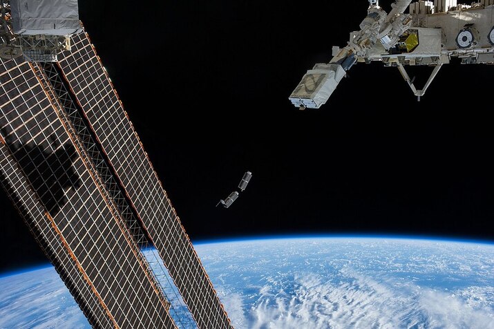 Déploiement de plusieurs CubeSats le 25 février 2014 à partir du module NanoRacks de la station spatiale internationale.