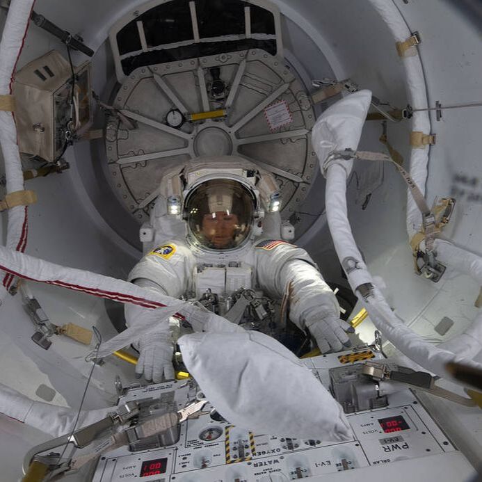 L'astronaute de la NASA Christina Koch entre dans le sas Quest quelques instants avant de terminer sa première sortie dans l'espace pour améliorer la capacité de stockage d'énergie de la Station spatiale internationale.