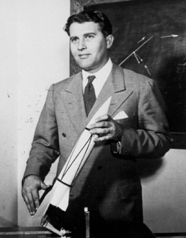 Wernher von Braun tenant une maquette de V2.