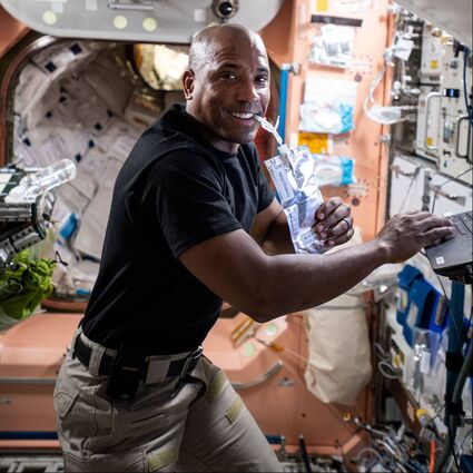 Le pilote de SpaceX Crew-1 et l'ingénieur de vol de l'Expédition 64 Victor Glover de la NASA sirote un sac d'eau tout en se familiarisant avec les systèmes et les procédures au cours de sa première semaine à bord de la Station spatiale internationale.